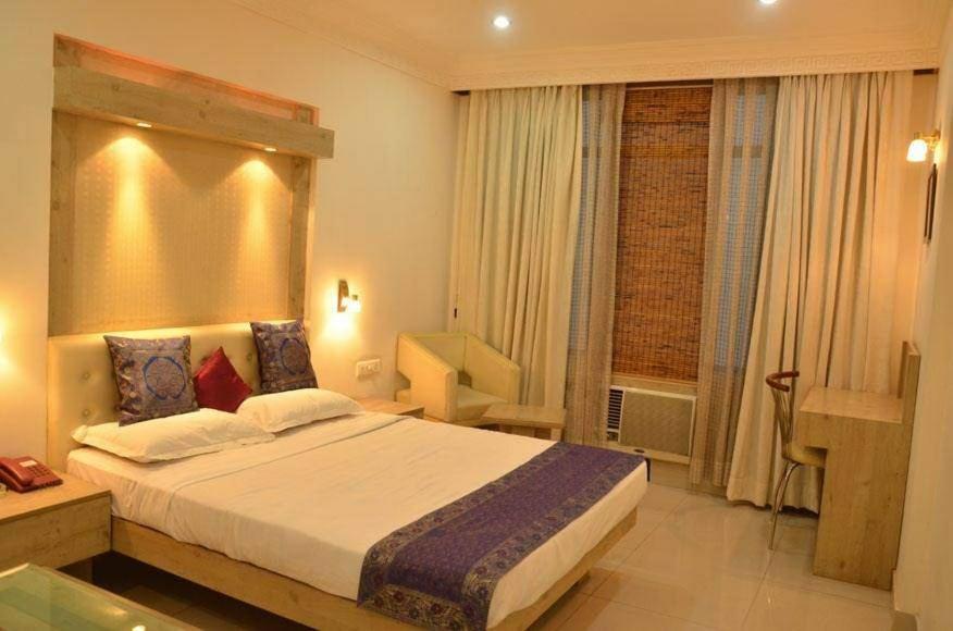 Rass Hotel Канпур Экстерьер фото