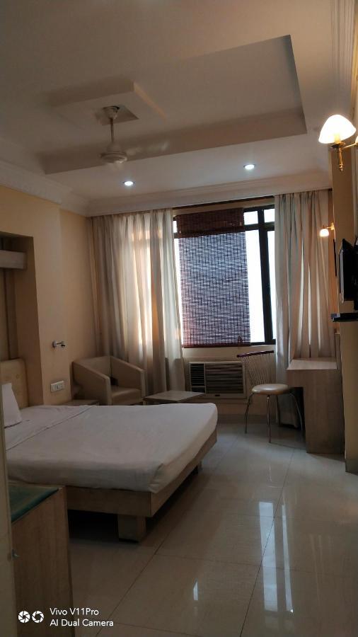 Rass Hotel Канпур Экстерьер фото