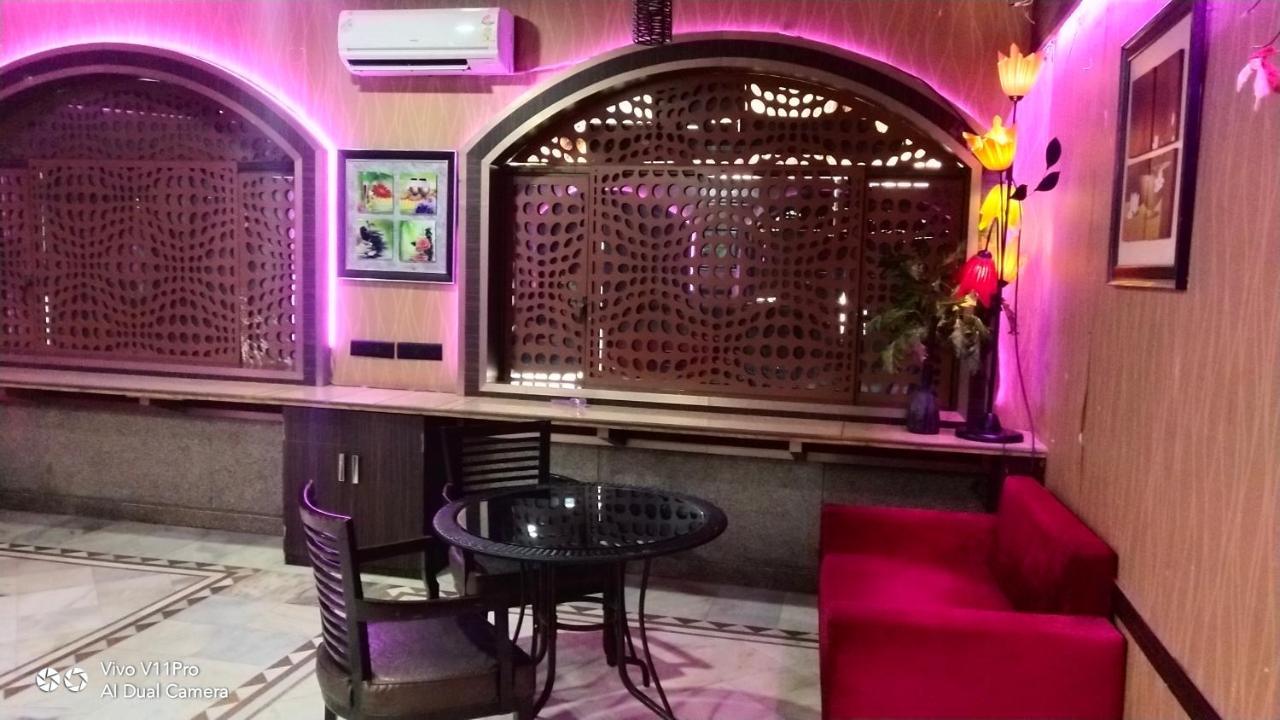 Rass Hotel Канпур Экстерьер фото