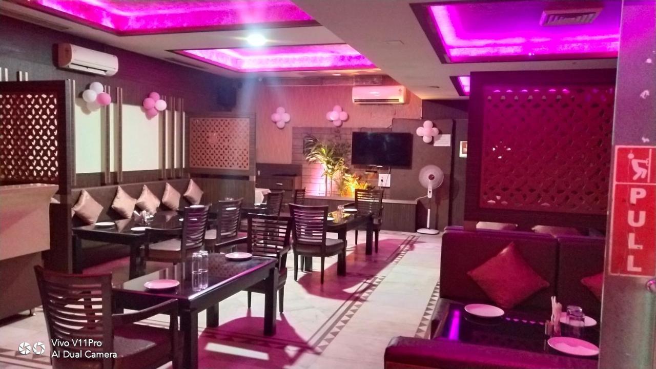 Rass Hotel Канпур Экстерьер фото