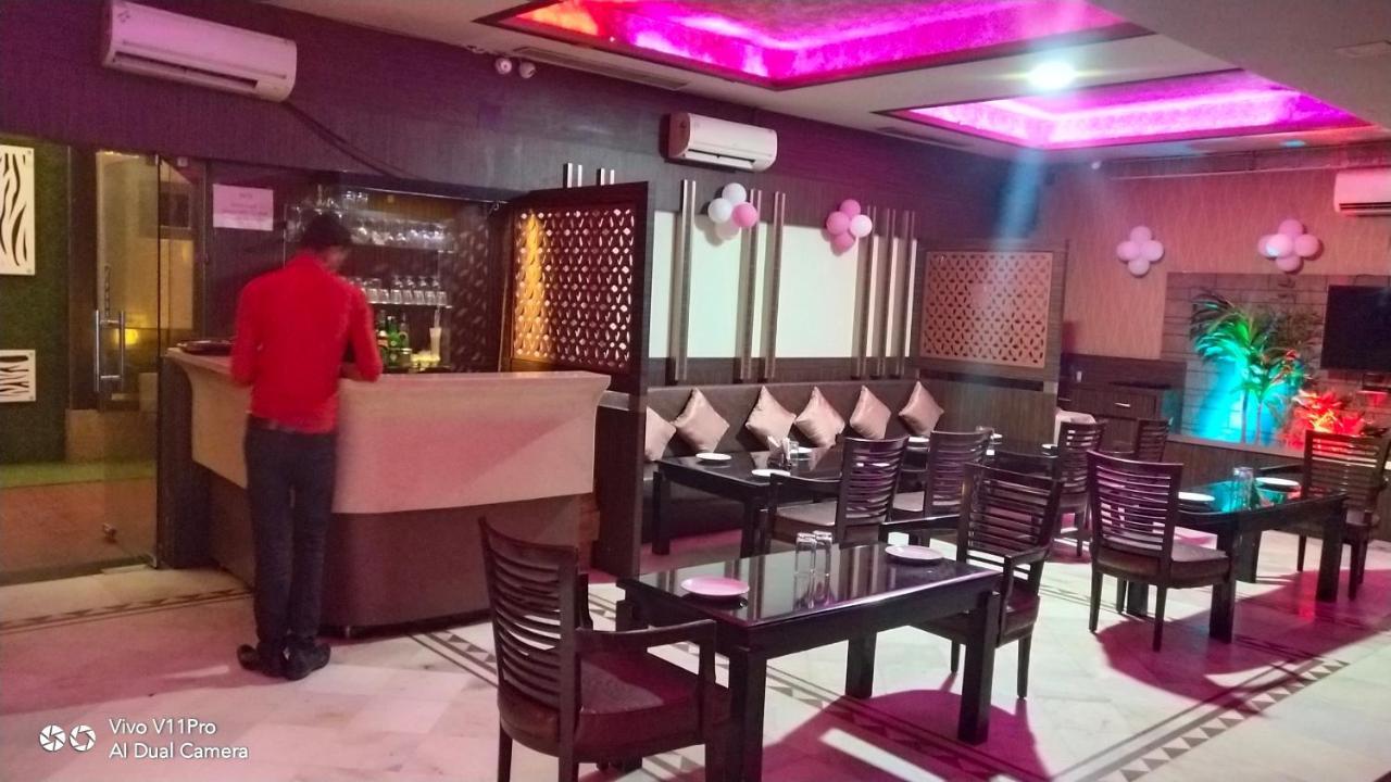Rass Hotel Канпур Экстерьер фото